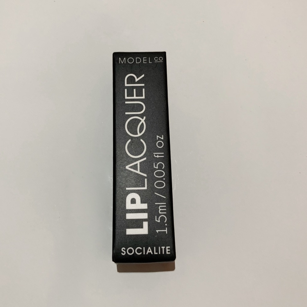 Lip lacquer in color socialite